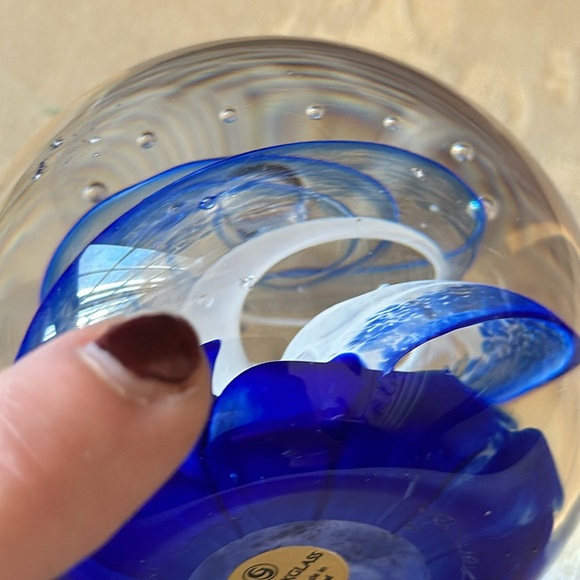 Signed hand blown Selkirk Glass Scotland Blue Ribbon paperweight 2001 - Picture 5 of 11